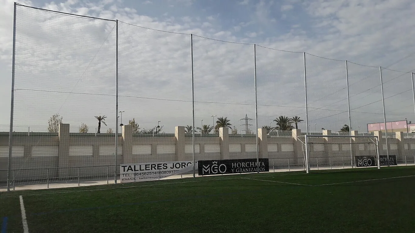 Campo de fútbol con redes parabalones perimetrales en Almassora
