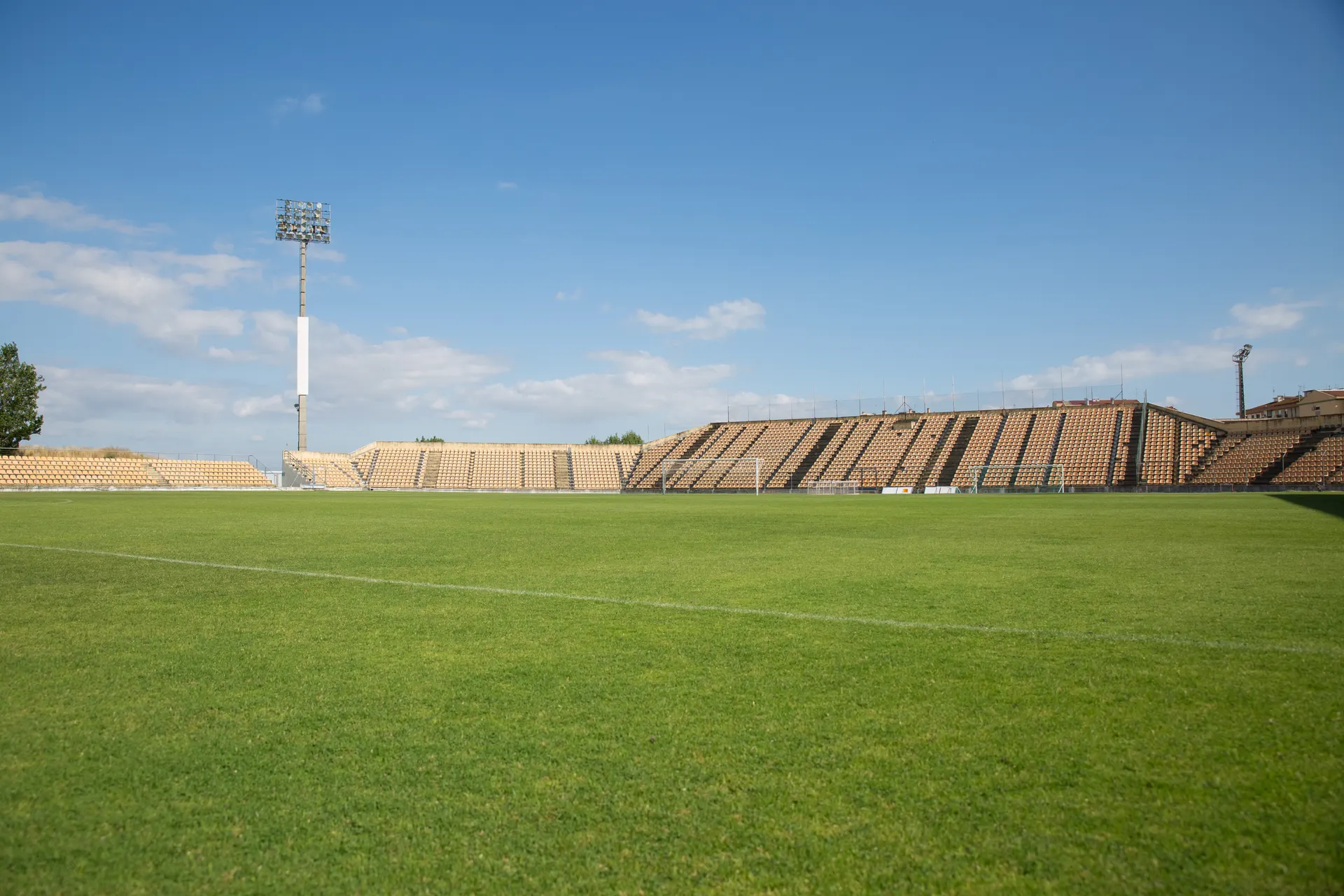 Campo de fútbol con césped artificial y gradas