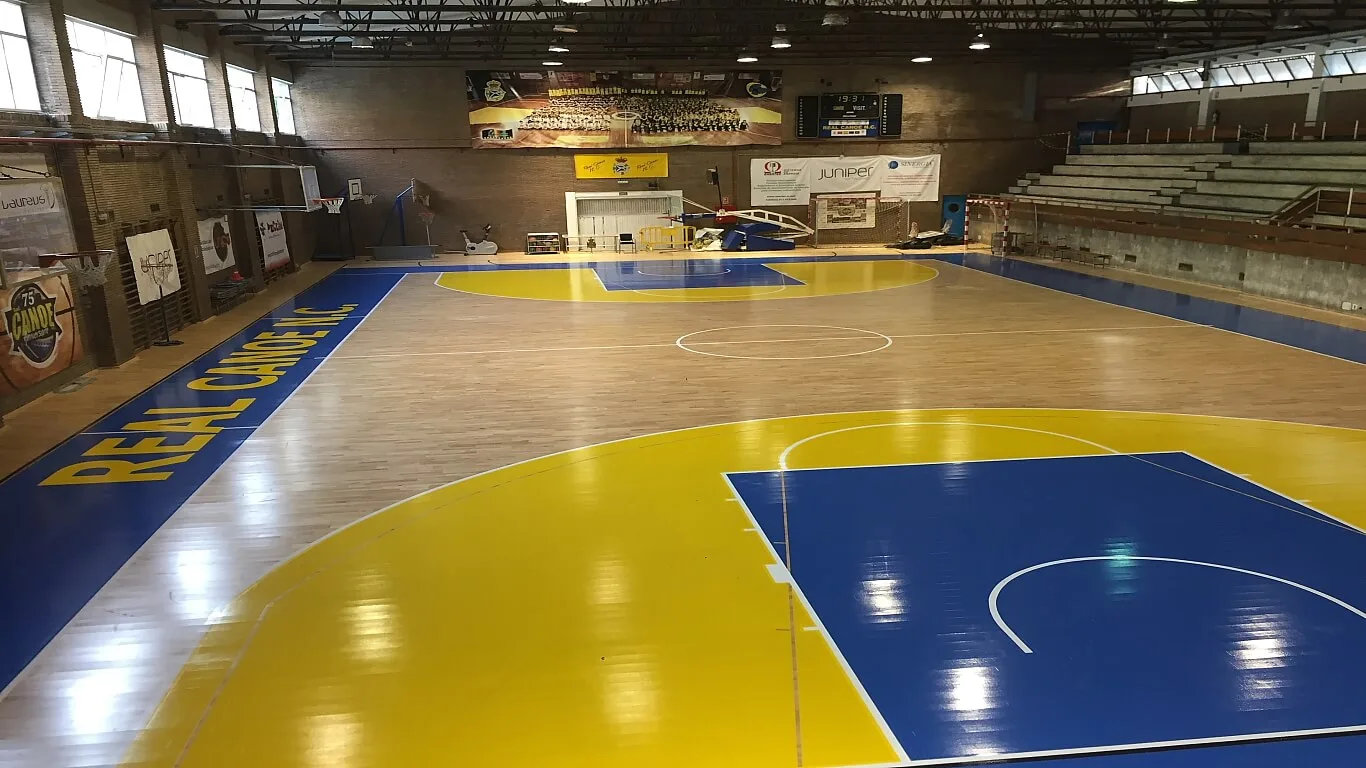 Pabellón polideportivo cubierto con pista de parqué y gradas