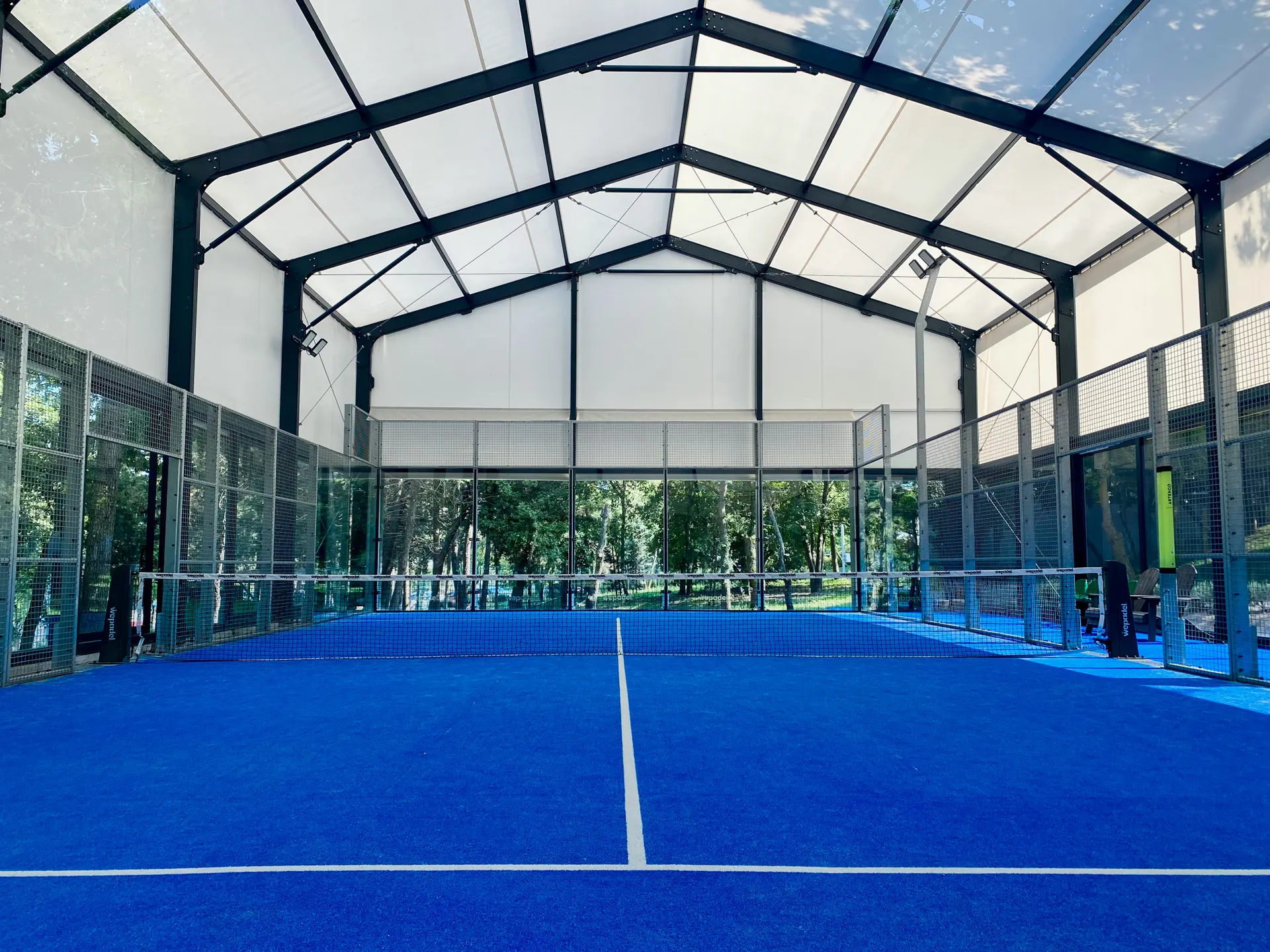 Pista de pádel cubierta con cerramientos de cristal