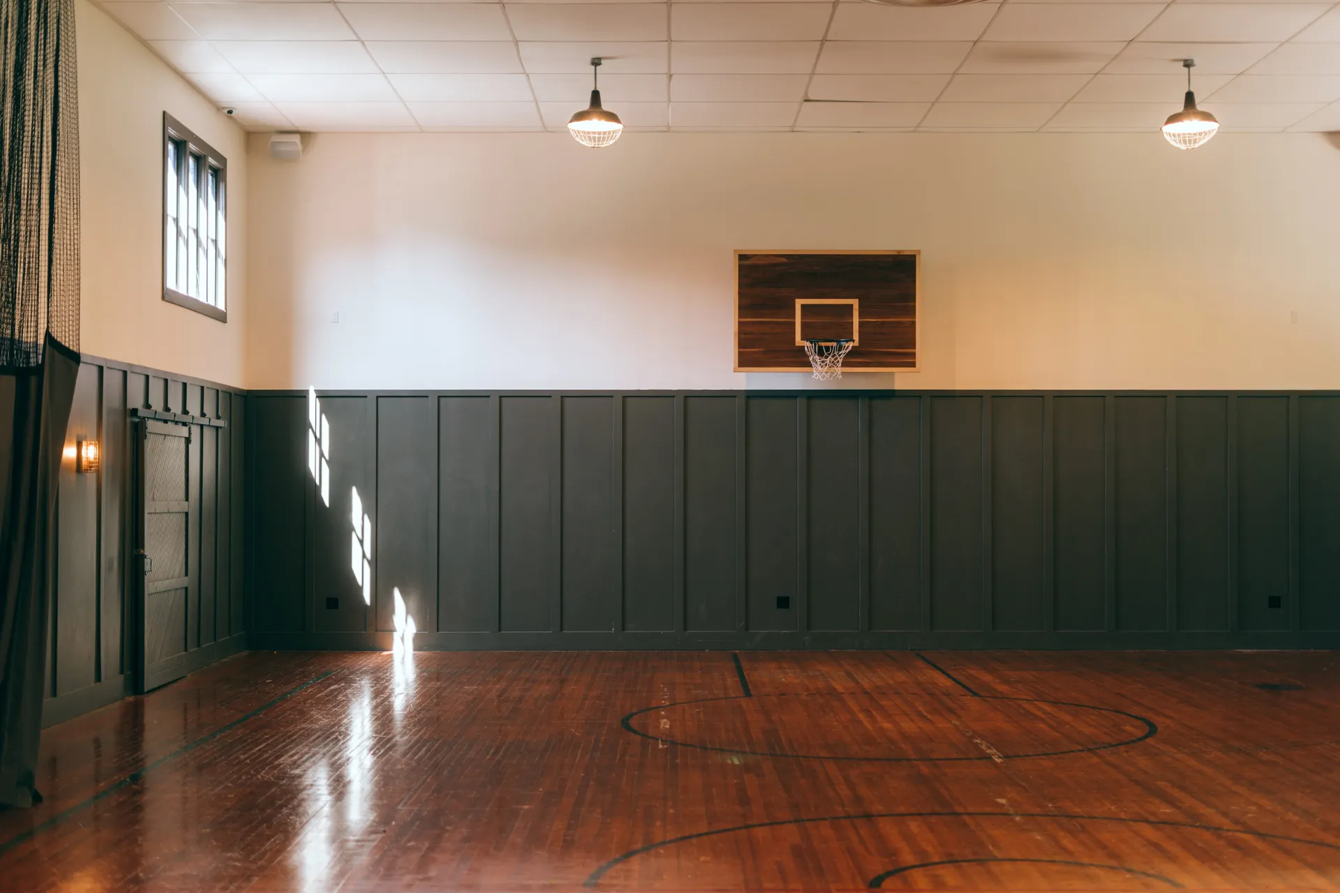 Pabellón deportivo cubierto con pista de madera