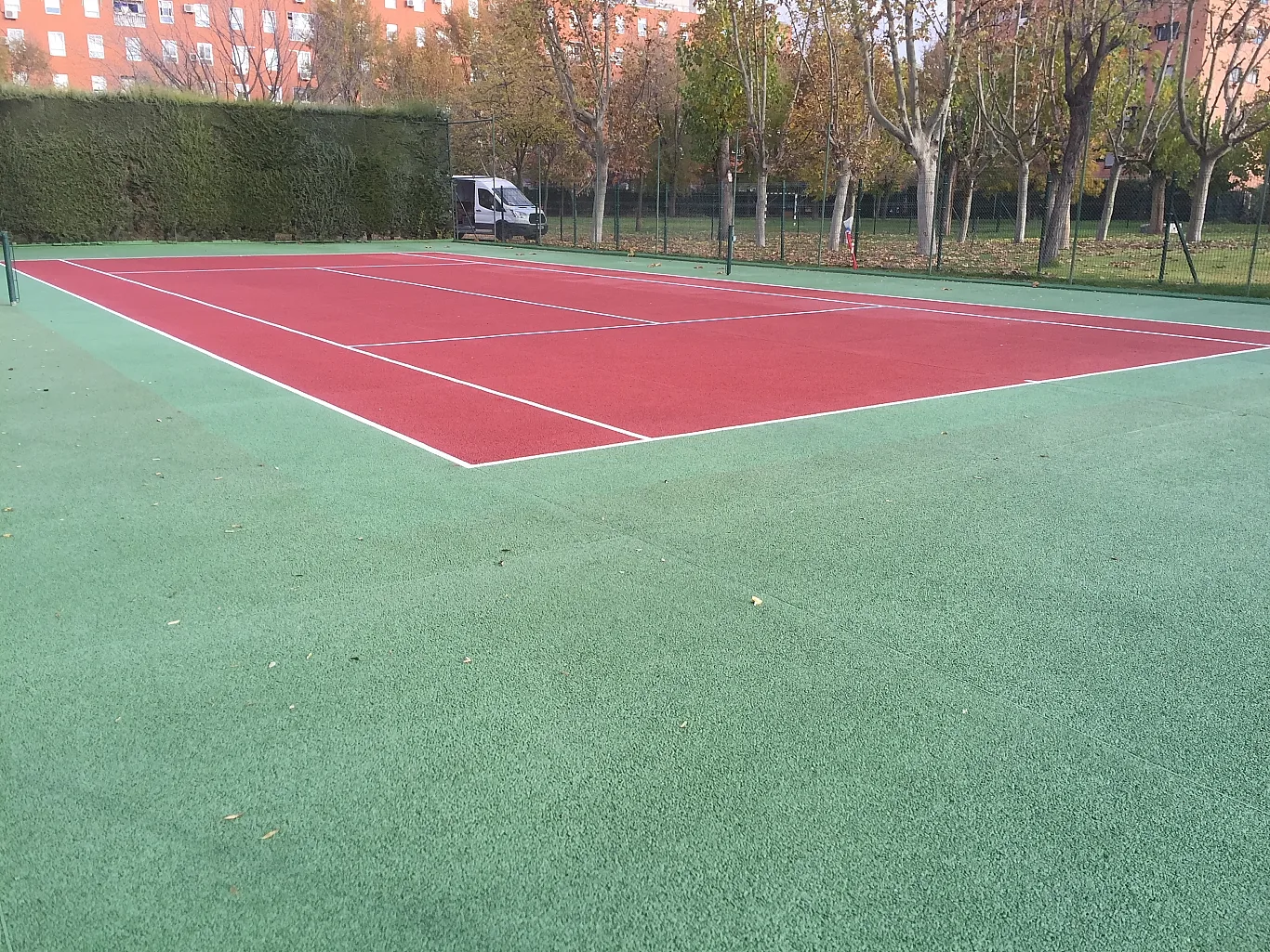 Pista de tenis de superficie rápida verde y roja en Torrejón de Ardoz
